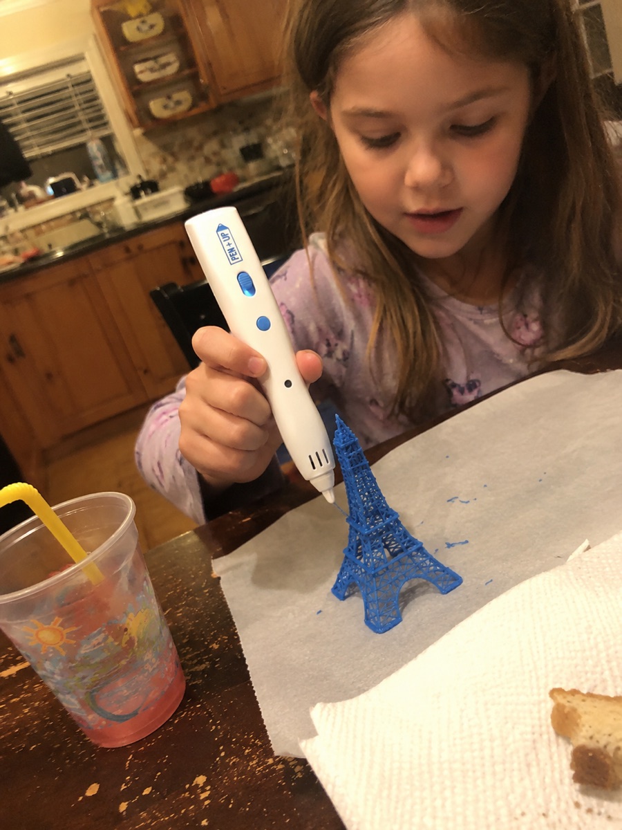 Une enfant découvre le stylo 3D Pen'Up et ses premières créations