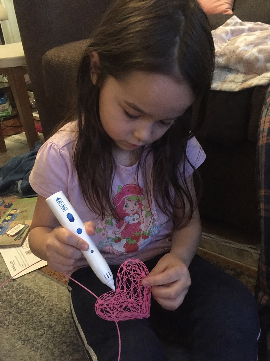 Une enfant réalise plusieurs créations en 3D avec le stylo Pen'Up