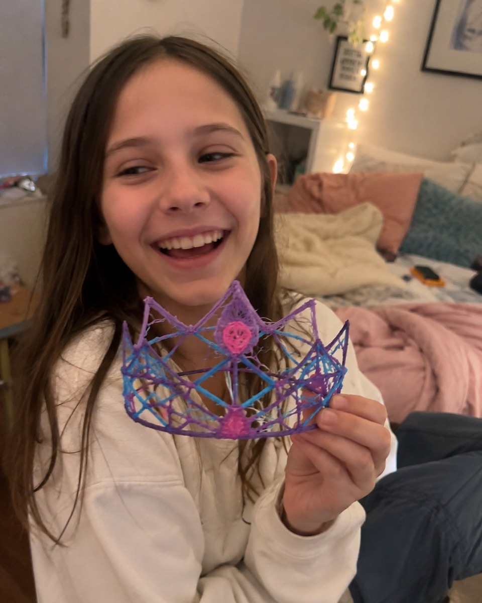 Une enfant réalise un objet en 3D avec le stylo Pen'Up