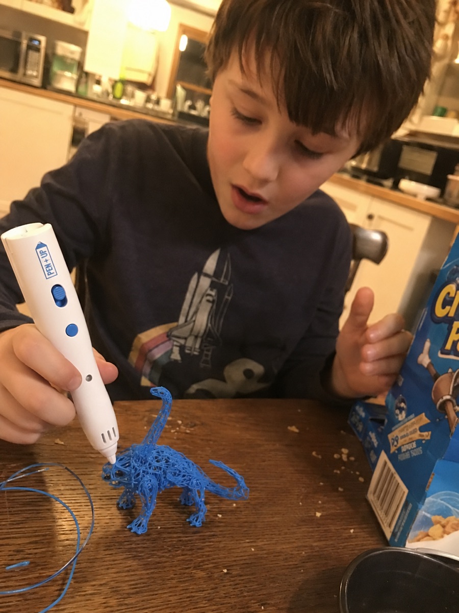 Une enfant concentrée crée en volume au stylo 3D Pen'Up, sans écran